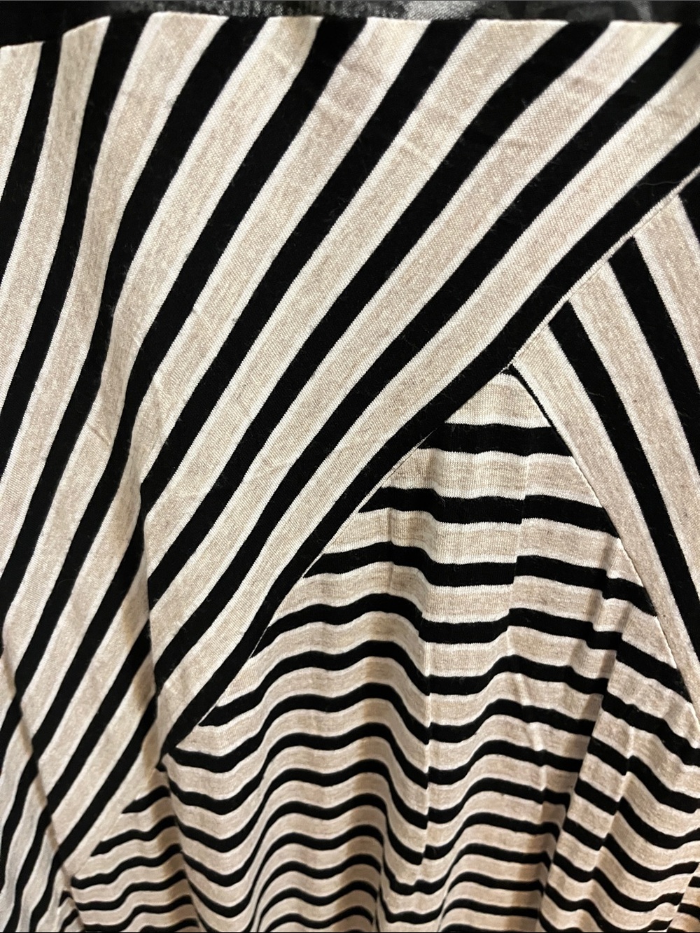 Graphic Raglan Stripe Maxi Dress - Black/Grey Marilyn Monroe - Picture 3 of 3
